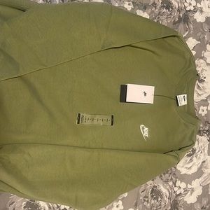 Brand New: Men’s Nike Sweatshirt 😍💚